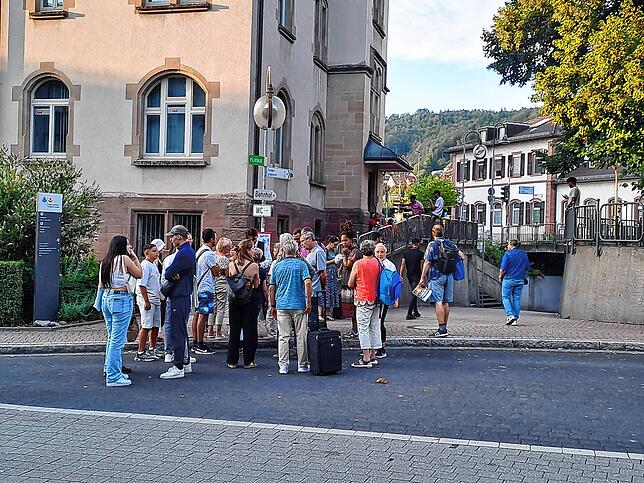Zahlreiche Penlder warten am Dienstagabend am Bahnhof in Waldshut.