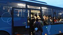 In Wahlwies drängen Schüler in den bereits gut gefüllten Ersatz-Bus.
