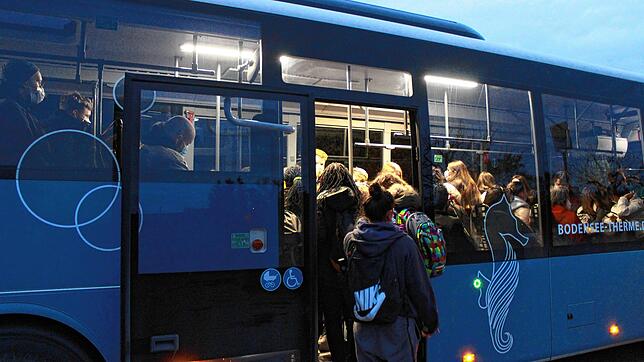In Wahlwies drängen Schüler in den bereits gut gefüllten Ersatz-Bus.