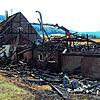 Der Tag nach der Brandnacht auf Sonntag offenbart das Ausmaß des Feuers: die Brandruine des abgebrannten Ökonomiegebäudes. Das Feuer ...