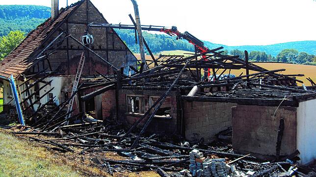 Der Tag nach der Brandnacht auf Sonntag offenbart das Ausmaß des Feuers: die Brandruine des abgebrannten Ökonomiegebäudes. Das Feuer ...