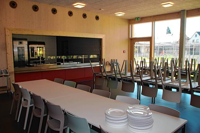Die neue Mensa. Hier können die Schüler im Drei-Schicht-Betrieb mittagessen.
