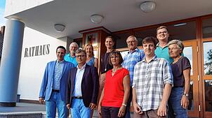 Der neu gewählte Gemeinderat von Daisendorf ist in seinem Amt verpflichtet worden: (vorn, von links) Dennis Grönig, Hasan Ögütcü, Monika ...