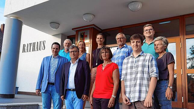 Der neu gewählte Gemeinderat von Daisendorf ist in seinem Amt verpflichtet worden: (vorn, von links) Dennis Grönig, Hasan Ögütcü, Monika ...