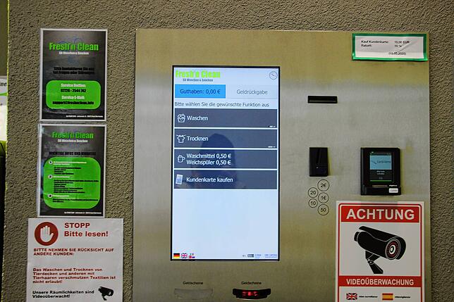 An dem Automaten im Salon können Kunden die Waschmaschine, das Waschprogramm und das Waschmittel auswählen und bezahlen. Im nächsten ...