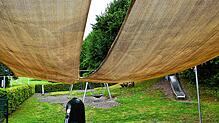 Das zerrissene Sonnensegel auf dem Spielplatz in Dossenbach. Foto: Heinz Vollmar