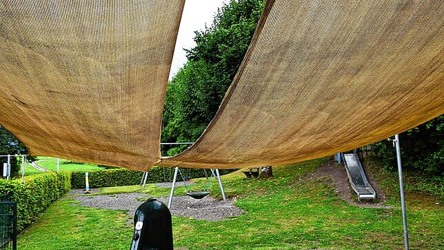 Das zerrissene Sonnensegel auf dem Spielplatz in Dossenbach. Foto: Heinz Vollmar