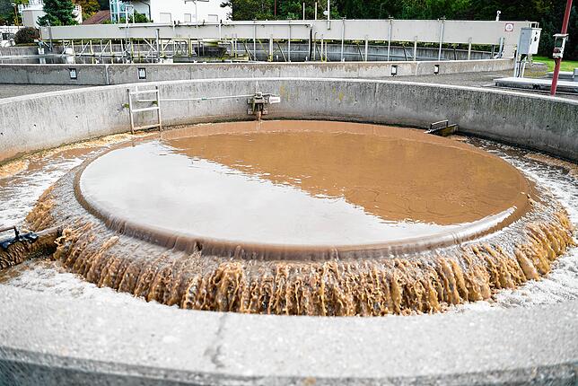 Dieses Verteilerbecken teilt das Wasser aus den Belebungsbecken dann in die Nachklärbecken auf. Noch immer ist das Wasser braun, weil ...