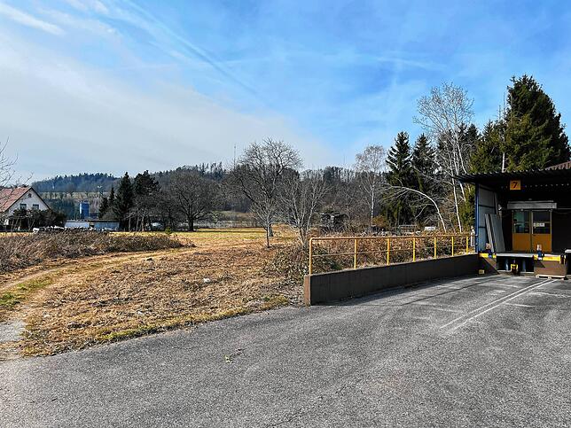 Auf dem Grundstück neben einer Lagerhalle der Firma Günthart in Hohentengen, wollen die Firmeninhaber ein dreistöckiges Mehrfamilienhaus ...