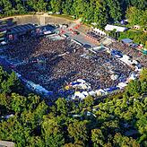 (Archivbild) Vor zehn Jahren schien die Welt noch in Ordnung: Bei „Rock am See“ 2013 ist das Bodensee-Stadion gut gefüllt. ...