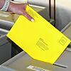 Die Kommunalwahl – hier ein Symbolbild aus dem Singener Briefwahllokal – hat für einige Verschiebungen im Singener Gemeinderat gesorgt.