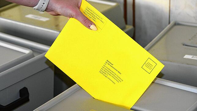 Die Kommunalwahl – hier ein Symbolbild aus dem Singener Briefwahllokal – hat für einige Verschiebungen im Singener Gemeinderat gesorgt.