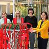 Noch hängen die Wunschzettel an einem Adventskranz. Sandra Wingerter und Corinna Schwarz (Sparkasse), Margot Kammerlander (Tafelladen ...