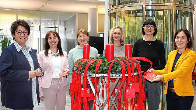 Noch hängen die Wunschzettel an einem Adventskranz. Sandra Wingerter und Corinna Schwarz (Sparkasse), Margot Kammerlander (Tafelladen ...
