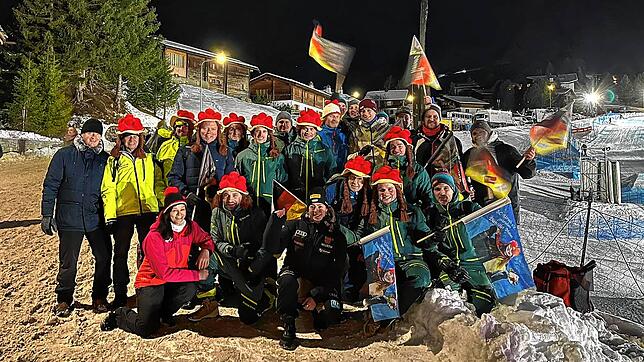 Jubel mit dem Fanclub: Daniela Maier (vorne Bildmitte) feiert mit dem eigenen Fanclub die Weltcup-Siege im Skicross. Bild: privat