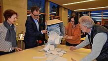 Kurz nach 18 Uhr am Sonntagabend in der Jakob-Gretser-Grundschule: Cornelia Achilles, Uwe Achilles, Roswitha Heidbreder und Volkmar ...