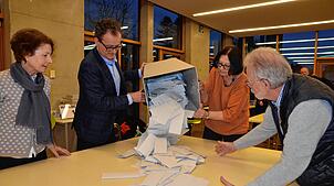Kurz nach 18 Uhr am Sonntagabend in der Jakob-Gretser-Grundschule: Cornelia Achilles, Uwe Achilles, Roswitha Heidbreder und Volkmar ...