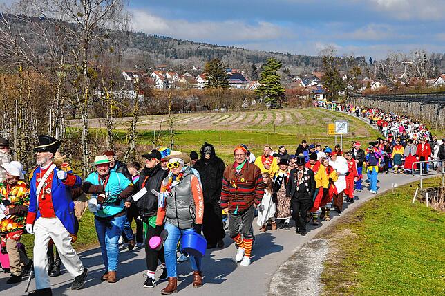 Bild 12: Narren bekunden ihre Macht durch Narrenbaumsetzen