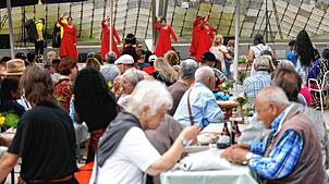 Beim internationalen Tag 2024 kamen viele Menschen am Konzertsegel zusammen. (Archivbild) 2025 wird es die Veranstaltung in Radolfzell ...