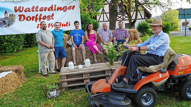 Watterdingen ruft zum Fotowettbewerb auf dem Strohsofa auf. Im Foto (von links): Ortsvorsteher Maik Westphal, Christoph Frank ...
