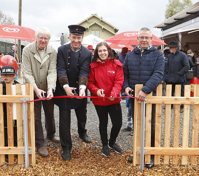 Eröffnen offiziell den neuen Spielplatz der vor allem den jüngeren Besuchern die Wartezeit auf den Zug verkürzen soll (von links): ...
