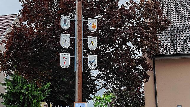 Es sind die hübsch gestalteten Schilder, die dem Maibaum in Behla ein heimatliches Flair geben. Bild: Susanne Krause-Sittnick