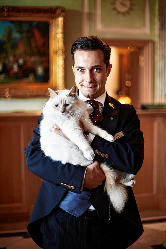 Gute Freunde: Die Hotelkatze mit dem Concierge. Viele Gäste freuen sich auf sie.