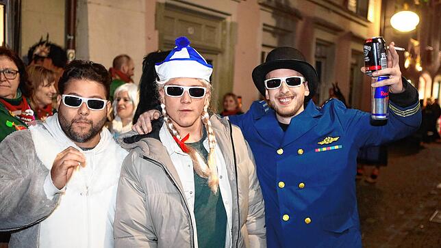Bild 26: Buntes Treiben in der Niederburg &ndash; Hier sind die Hästräger und Schnurrgruppen unterwegs