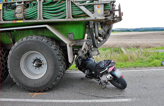 Durch den Aufprall wurde das Motorrad regelrecht unter den Traktoranhänger gedrückt.