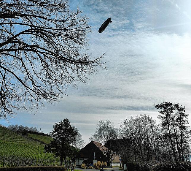 Ein Zeppelin fliegt am 21. Februar über Hagnau.