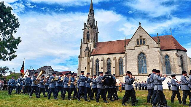 Das Heeresmusikkorps Ulm marschiert zu Beginn der Zeremonie in den ehemaligen Pfarrgarten von Vilsingen ein.