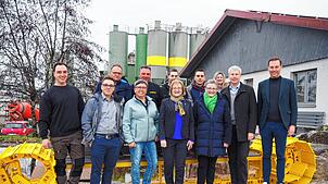 Stefan Bilger (Zweiter von rechts) besucht zusammen mit Felix Schreiner (rechts) und Sabine Hartmann-Müller (vorn, Mitte) Lottstetten, ...