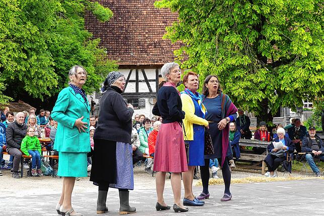 Die Seniorentheatergruppe spielt Szenen aus Pfeiffers Zeit nach, denn Franz Pfeiffer war ein begehrter Junggeselle, um den die Stettener ...