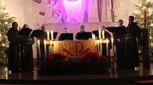 Eine mystische Stimmung entstand in der Pfarrkirche Sankt Laurentius nicht nur durch den Gesang der Gregorian Voices, sondern auch durch ...