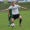 Matchwinner: Jannis Pitezke (vorne, gegen den Rheintaler Philipp Stark im Hinspiel) erzielte beim 6:2 des VfR Horheim drei Treffer und ...