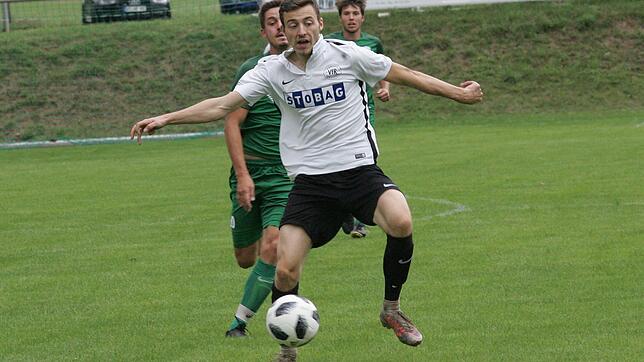 Matchwinner: Jannis Pitezke (vorne, gegen den Rheintaler Philipp Stark im Hinspiel) erzielte beim 6:2 des VfR Horheim drei Treffer und ...