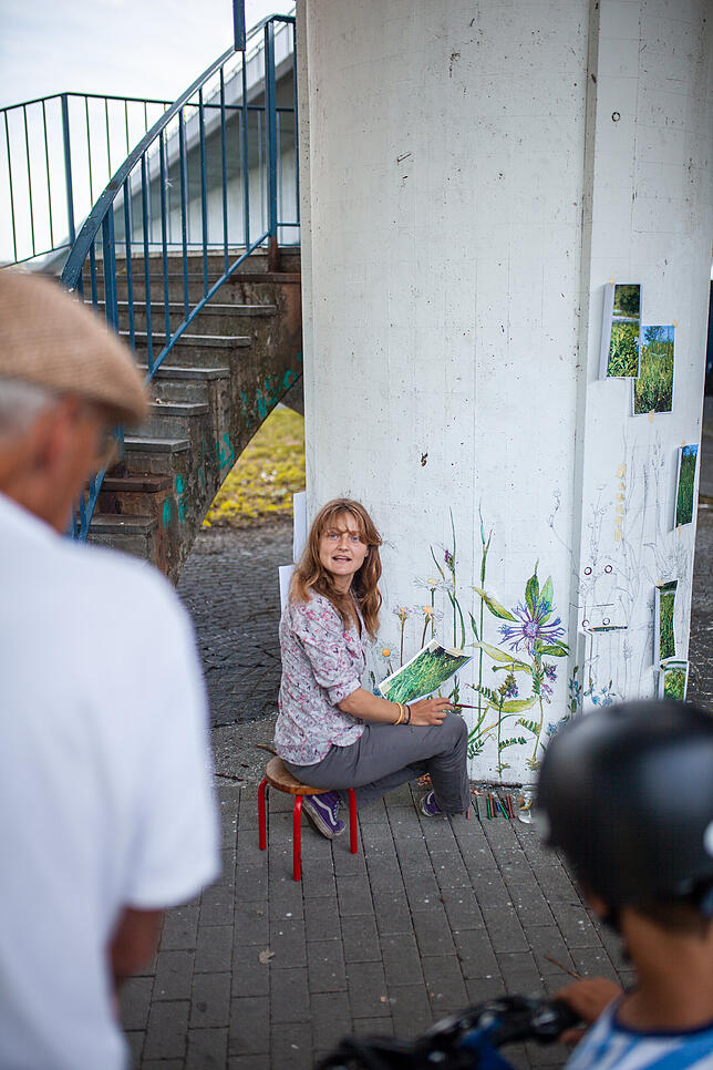 Bild 4: Sie bringt den Beton am Schänzle zum Blühen: Wer ist die Frau, die aus einem Pfeiler ein übergroßes Kunstwerk macht?