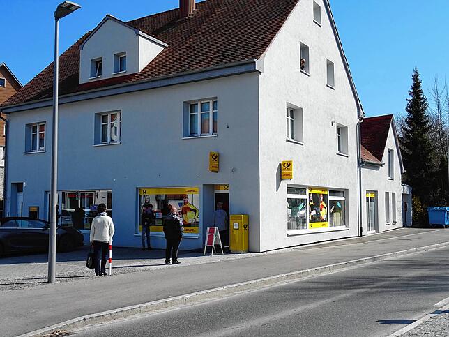 In Corona-Zeiten muss man vor der Postfiliale beim Spitalkreisel Abstand halten – und Postbeamte gibt es schon längst nicht mehr.