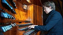 Kirchenmusikdirektorin Melanie Jäger-Waldau spielt den Narrenmarsch auf der Nikolausorgel im Überlinger Münster.
