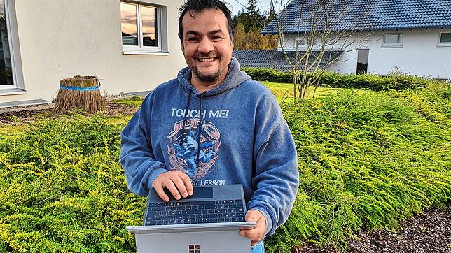 Halil Ünal aus dem Waldshuter Fichtenweg ist froh über sein stabiles und schnelles Glasfasernetz.