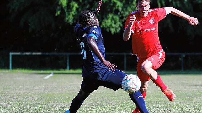 Der SC Gottmadingen-Bietingen (Jan Faude, rechts) setzte sich gegen einen nie aufgegeben FC Bad Dürrheim (Franck Valery Bonny Elat) ...
