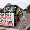 Mit Protestplakaten versehene landwirtschaftliche Zugmaschinen stehen an der Straßenkreuzung Hauenstein.