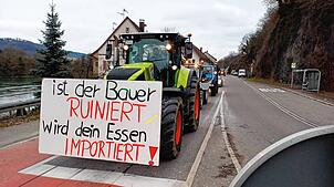 Mit Protestplakaten versehene landwirtschaftliche Zugmaschinen stehen an der Straßenkreuzung Hauenstein.