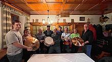 Ein Schlagzeug hat der Förderverein den Musikern der Trachtenkapelle Amrigschwand-Tiefenhäusern geschenkt. Bild: Trachtenkapelle ...