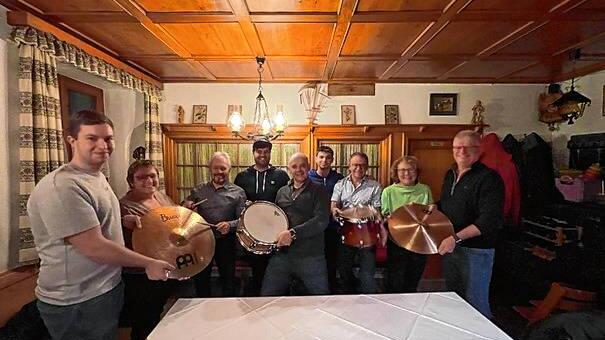 Ein Schlagzeug hat der Förderverein den Musikern der Trachtenkapelle Amrigschwand-Tiefenhäusern geschenkt. Bild: Trachtenkapelle ...