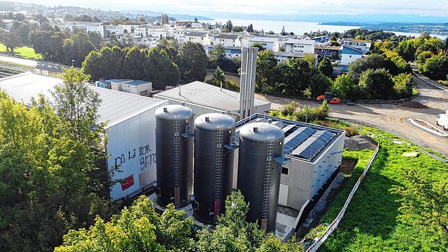 In Überlingen ist am Schättlisberg in den zurückliegenden Monaten eine Solarthermieanlage errichtet worden. Das Soldarfeld zählt 864 ...