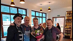 Thomas Tröndle (links) und die griechische Familie der wieder aufgebauten Gaststätte im Ahrtal. Bild: Black Angels