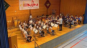 Die Jugendkapelle „WiSeLi“ (Winterspüren, Sentenhart und Liggersdorf), hier beim Jugendgemeinschaftskonzert im März 2023, sorgt beim ...