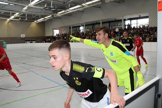 Im Finale schwant Torwart Agrin Rama von Grashopper Zürich Ungemach bei einer Ecke des VfB Stuttgart.