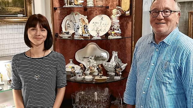 Viele Grüße aus Meißen: Deborah und Lion Zadick vor einer Vitrine mit Sammlerstücken aus der sächsischen Porzellan-Manufaktur. Auch sie ...